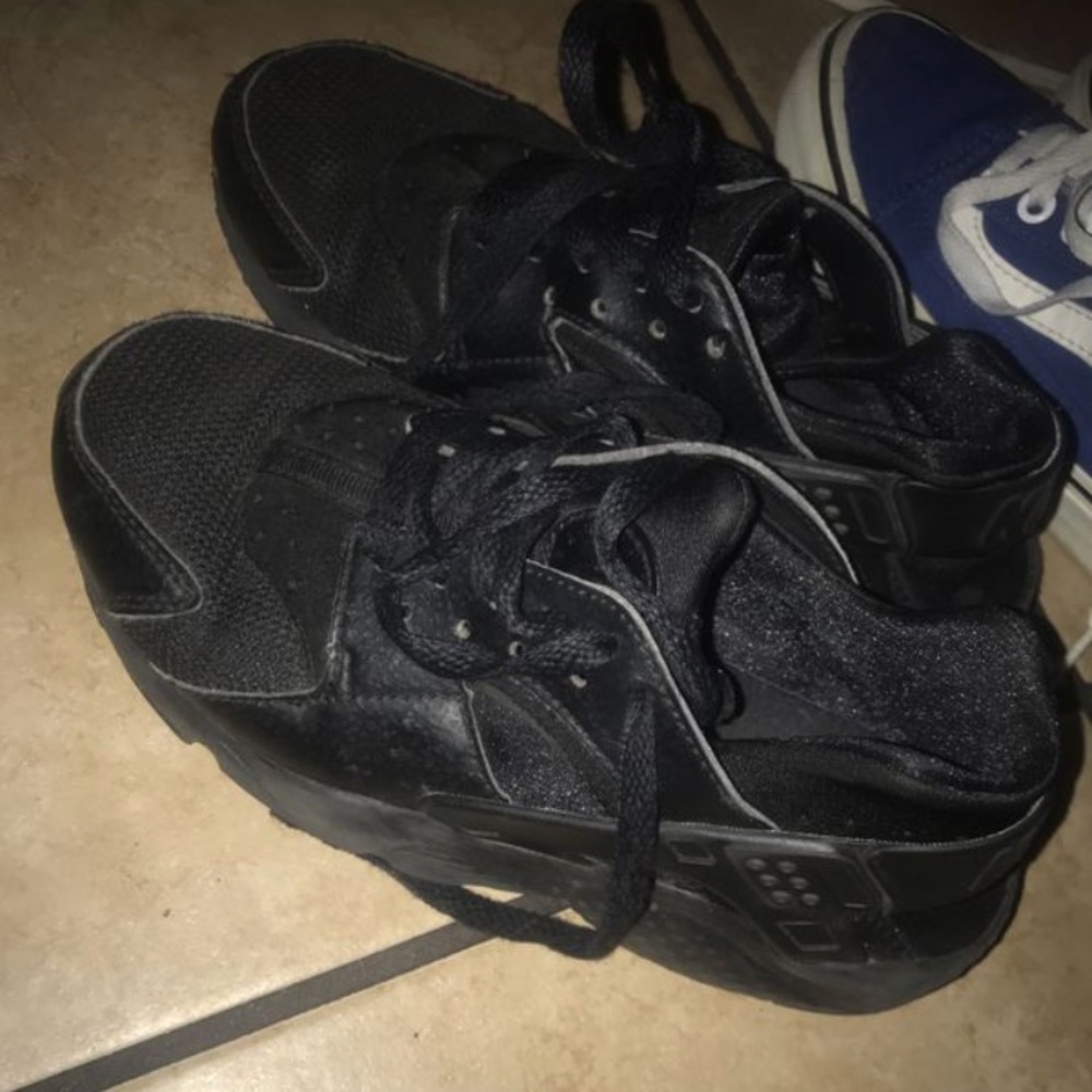 Black huaraches